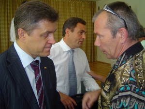 Seimo nariai V. Valkiūnas (iš kairės) ir P. Gražulis