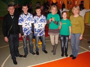 Degučių berniukų ir Juknaičių mergaičių smiginio komandos su savo treneriais.