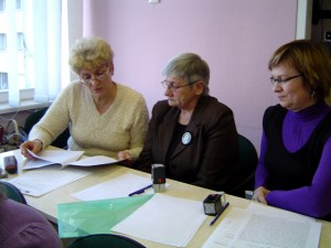 Pasirašytas sutartis nagrinėja (iš kairės) Katyčių seniūnė J. Tamavičienė, Stubrių bendruomenės pirmininkė A. Stirbienė ir Usėnų bendruomenės pirmininkė G. Bardauskienė.