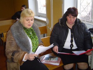 S. Radvinskienė (kairėje) atkreipė teismo dėmesį į tai, kad A. Guntarskis anksčiau yra turėjęs nemalonumų dėl dokumentų ir parašo klastojimo. (Oresto Lidžiaus nuotr.)