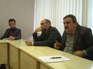 Darbo grupės nariai (iš kairės) V. Kamarauskas ir E. Vidrinskas su A. Čepiu.