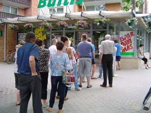Prie SEB banko bankomato. (Oresto Lidžiaus nuotr.)