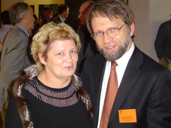 A. Mockus su Šilutėje gyvenančia pussesere K. Šveikauskiene. (O. Lidžiaus nuotr.)