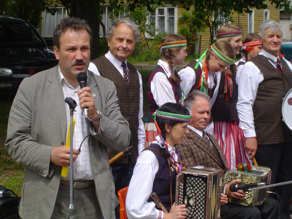 Vainuto seniūnijos bendruomenės pirmininkas V. Laurinaitis su Bikavėnų muzikantais. (O. Lidžiaus nuotr.)