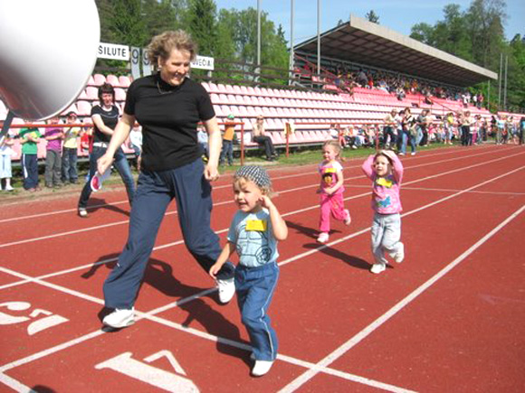 Bėgimo takelyje - mažiausieji sporto šventės dalyviai. (Vido Lileikio nuotr.)
