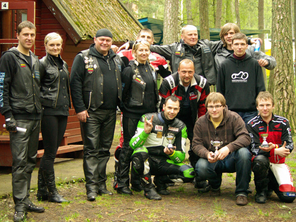 Lenktynių laimėtojai (pirmoje eilėje) su Šilutės klubo 'Hellions' motociklininkais po lenktynių. (E. Jurjono - Guolio nuotr.)
