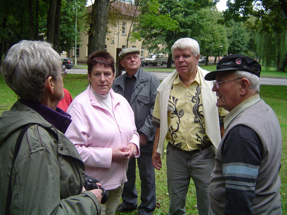 T. Meuser (antra iš kairės) žada Vokietijoje rinkti aukas senųjų Šilutės kapinaičių koplytėlės langams. (Oresto Lidžiaus nuotr.)