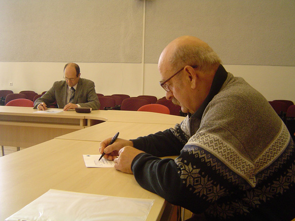 A. P. Rimkus pasitikrinti savo teisinių žinių atvyko net iš Žemaičių Naumiesčio. Antrame plane - nuolatinis Konstitucijos egzaminų dalyvis S. Žymančius. (Liudo Mockaus nuotr.)