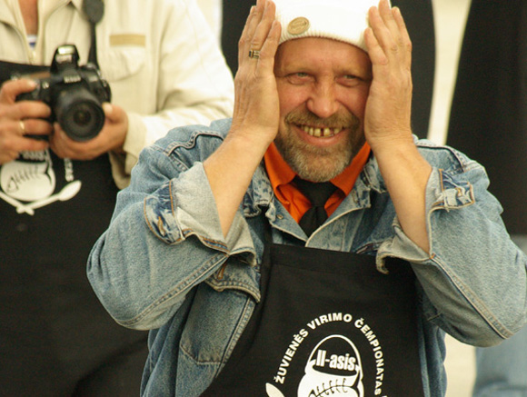 Žuvienės virimo čempionato laimėtojui J. Purliui prizas buvo įteiktas po dviejų dienų. (Edvardo Jurjono nuotr.)