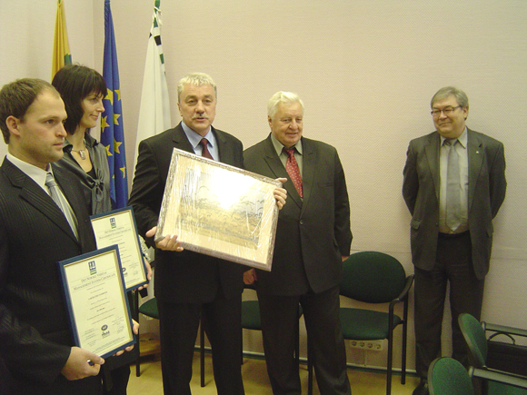 ISO sertifikatus A. Markvaldui (centre) įteikė (iš dešinės) K. Iljasevičius ir dr. R. Budrys. (Oresto Lidžiaus nuotr.)