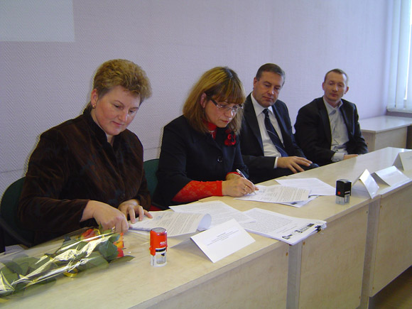 Sutartį pasirašo (iš kairės) Balčių kaimo bendruomenės pirmininkė K. Užpelkienė ir asociacijos 'Lamatos žemė' pirmininkė E. Grinčinaitienė. (Oresto Lidžiaus nuotr.)