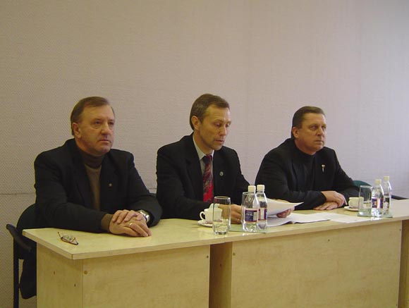 Opozicijai atstovaujančių politikų trejetas – (iš kairės) A. Vanagas, A. Gečas ir A. Jakas - dėl 'Šilutės šilumos tinklų' bendrovei žalingo biokuro pirkimo kaltina rajono valdančiąją koaliciją. (Oresto Lidžiaus nuotr.)