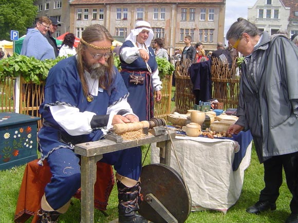 V. Rauktys dar žinomas kaip tradicinis amatininkas - medžio drožėjas. (Oresto Lidžiaus nuotr.)