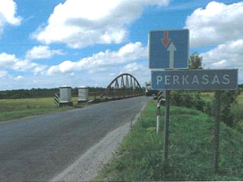 Automobilių eismą per sutvarkytą Perkaso upelio tiltą tikimasi paleisti rugsėjo viduryje. (silutesetazinios.lt archyvo nuotr.)