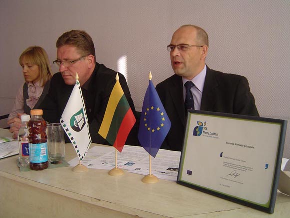Energetikos dienos renginius pristatė administracijos direktoriaus pavaduotojas R. Ambrozaitis (dešinėje) ir vicemeras V. Pavilonis.(Oresto Lidžiaus nuotr.)