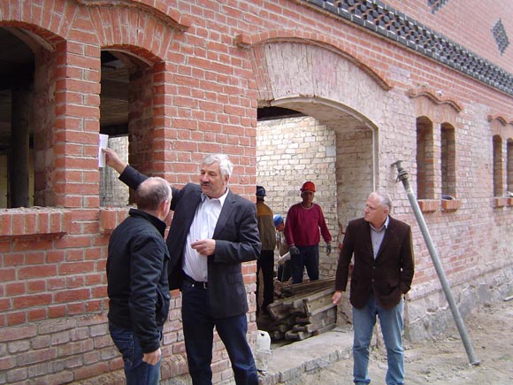 Šilutės gražintojai kartu su vicemeru A. Balčyčiu (centre) apžiūrėjo, kaip tvarkomi H. Šojaus dvaro pastatai. (Oresto Lidžiaus nuotr.)