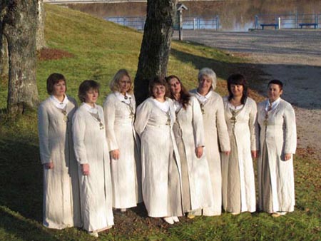 Vokalinio ansamblio 'Luotužė' moterys, reikalui esant, dainuoja vilkėdamos šventiniais drabužiais net tada, kai lauke šalta. (Eimanto Chachlovo, ve.lt, nuotr.)