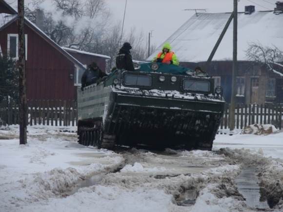 Dėl ledo potvynio apsemtoje teritorijoje atšaukta vikšrinės amfibijos su maisto kroviniu išvyka į Plaušvarių kaimą Pagėgių savivaldybėje. (kam.lt nuotr.)