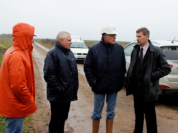 P. Budvytis (pirmas iš dešinės) pokalbyje su naftininkais pristigo argumentų. (Oresto Lidžiaus nuotr.)