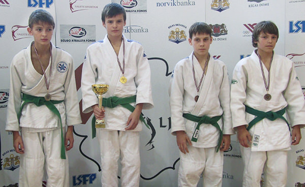 E. Sagalec (antras iš kairės) Latvijoje iškovojo aukso medalį. (R. Lukošiaus nuotr.)