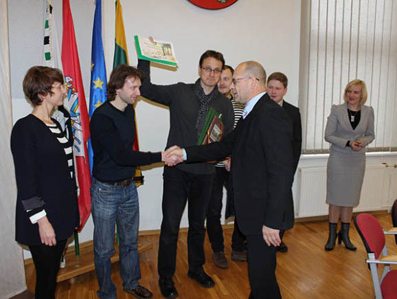 Konkurso nugalėtojams įteiktas 10 000 litų čekis. (Oresto Lidžiaus nuotr.)