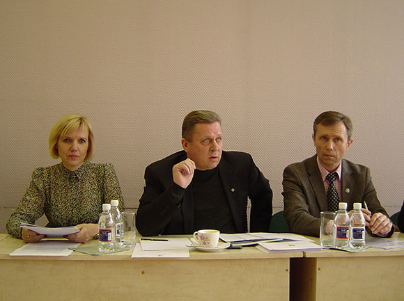A. Gečas (dešinėje) Šilutės valdžios vyrus sulygino su liumpenais, o A. Jakas (centre) merą Š. Laužiką pavadino Šilutės krašto Janukovyčiumi. (silutesetazinios.lt archyvo nuotr.)