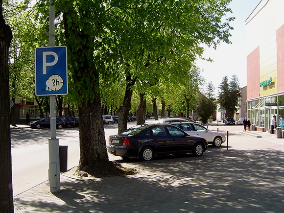 Lietuvininkų gatvėje atsiras daugiau tokių - stovėjimo laiką ribojančių ženklų. (Oresto Lidžiaus nuotr.)