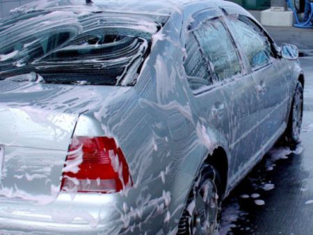 Draudžiama plauti automobilius ne tam skirtose vietose. (15min.lt asociatyvi nuotr.)