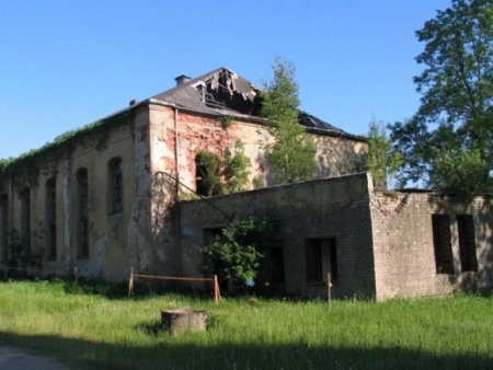 Savivaldybė privalo bent jau išsaugoti griūvančią buvusią Žemaičių Naumiesčio sinagogą.(silaine.lt nuotr.)