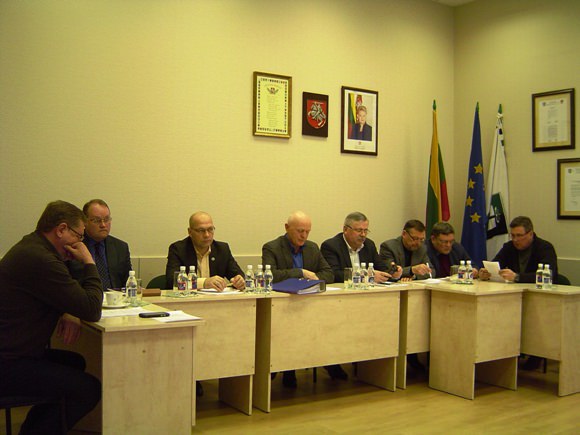 S. Kazlausko (ketvirtas iš kairės) vadovaujamas Ekonomikos ir finansų komitetas. (Oresto Lidžiaus nuotr.)