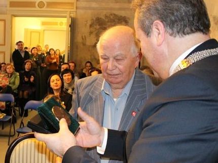 A. J. Červinskui įteiktas Šilutės miesto Garbės piliečio ženklas. (Oresto Lidžiaus nuotr.)