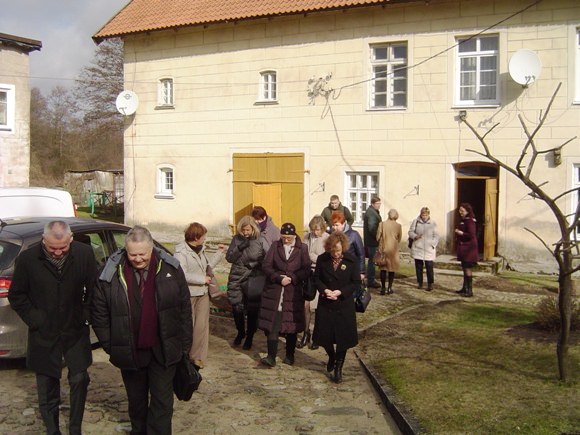 Diskusijos dalyviai apžiūrėjo H. Zudermano ekspoziciją Macikuose. (Oresto Lidžiaus nuotr.)