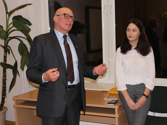 A. S. Nausėda. Nuotraukoje su susitikimo organizatore Egle. (Oresto Lidžiaus nuotr.)
