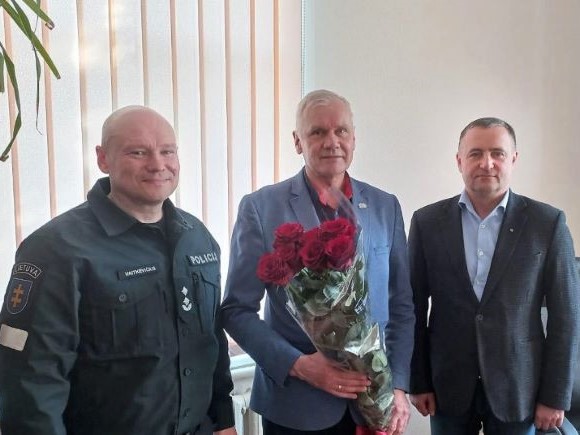 Šių metų balandį A. Kližentis (centre) sulaukė Lietuvos policijos generalinio komisaro padėkos už indėlį į saugios aplinkos kūrimą. (Tauragės AVKP inf.)