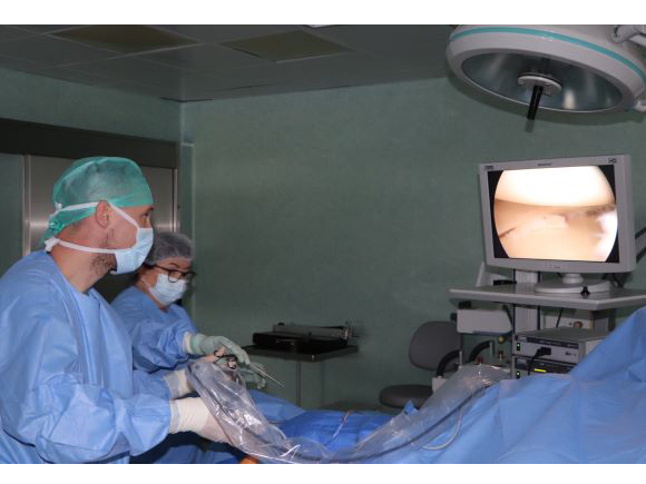 Chirurgijos – traumatologijos skyriaus vedėjas G. Drūlia atlieka plyšusio kelio menisko susiuvimo operaciją. (www.silutesligonine.lt nuotr.)